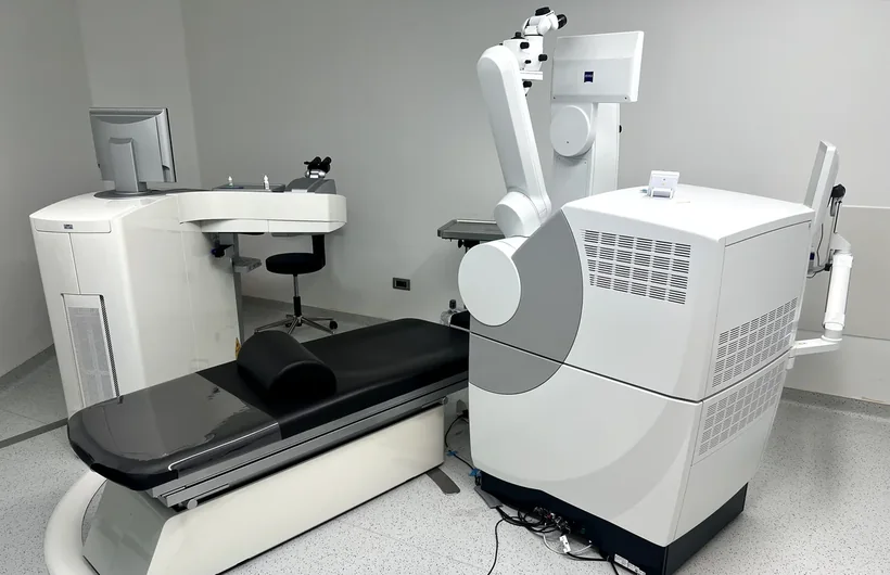 Ameliyathanede yan yana iki lazer: solda EX500 excimer lazeri, sağda ZEISS VisuMax 800 femtosaniye lazeri