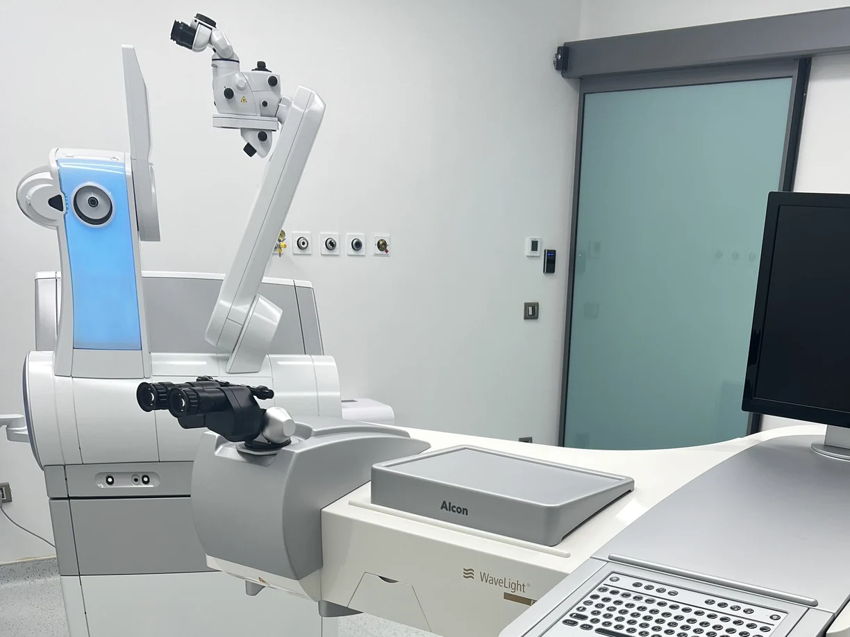 LASIK'te kullanılan iki cihaz bir arada: solda kapağı oluşturan ZEISS VisuMax 800 femtosaniye lazeri, sağda numarayı düzelten WaveLight EX500 excimer lazeri
