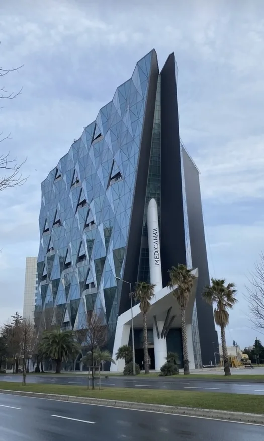 Prof. Dr. Alper Ağca'nın hastalarını kabul ettiği Medicana Ataköy Hastanesi'nin binası, Bakırköy / İstanbul