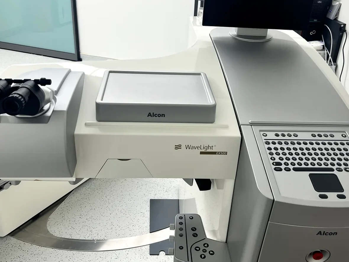 PRK'nin tek cihazı: WaveLight EX500 excimer lazeri konsolu; Medicana Ataköy ameliyathanesi