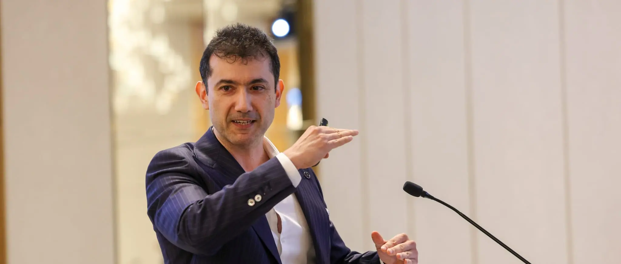 Prof. Dr. Alper Ağca bilimsel bir kongrede kürsüde sunum yaparken