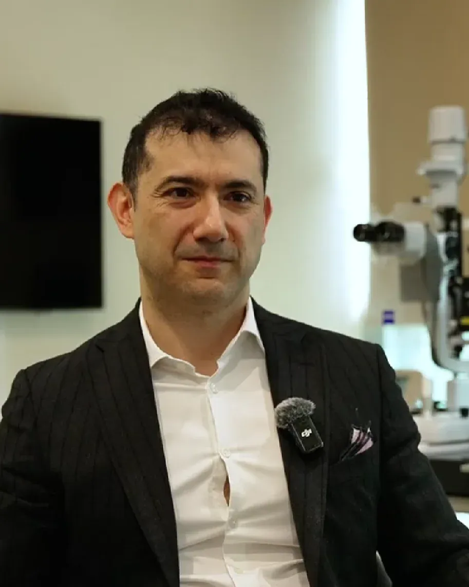 Prof. Dr. Alper Ağca muayenehanesinde