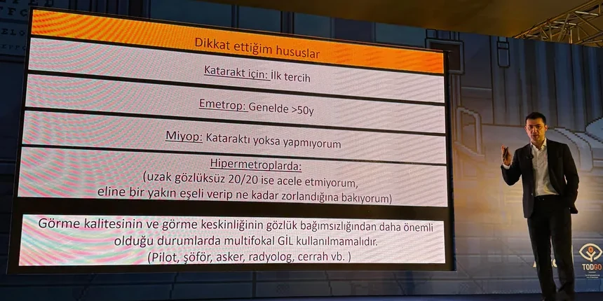 Prof. Dr. Alper Ağca meslektaşlarına multifokal göz içi merceğinde hasta seçim ölçütlerini anlatırken