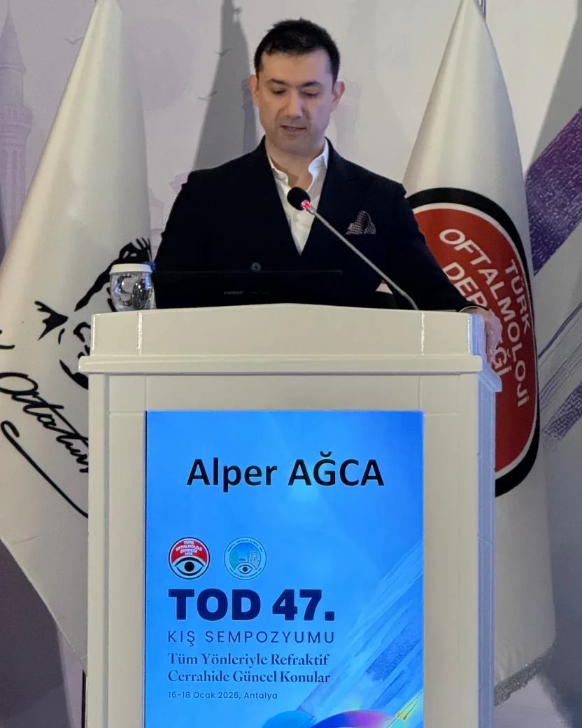 Prof. Dr. Alper Ağca, Türk Oftalmoloji Derneği 47. Kış Sempozyumu'nda kürsüde sunum yaparken — Antalya, Ocak 2026