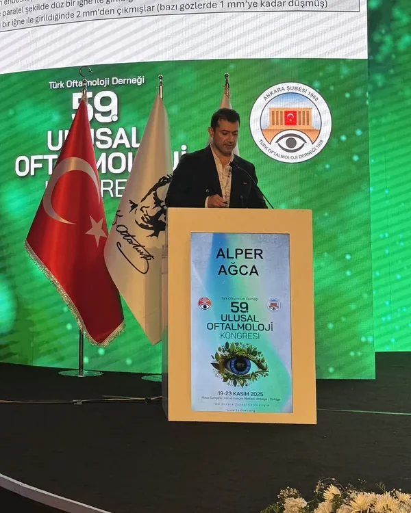 Prof. Dr. Alper Ağca, Türk Oftalmoloji Derneği 59. Ulusal Kongresi'nde skleral fiksasyon cerrahisi üzerine sunum yaparken