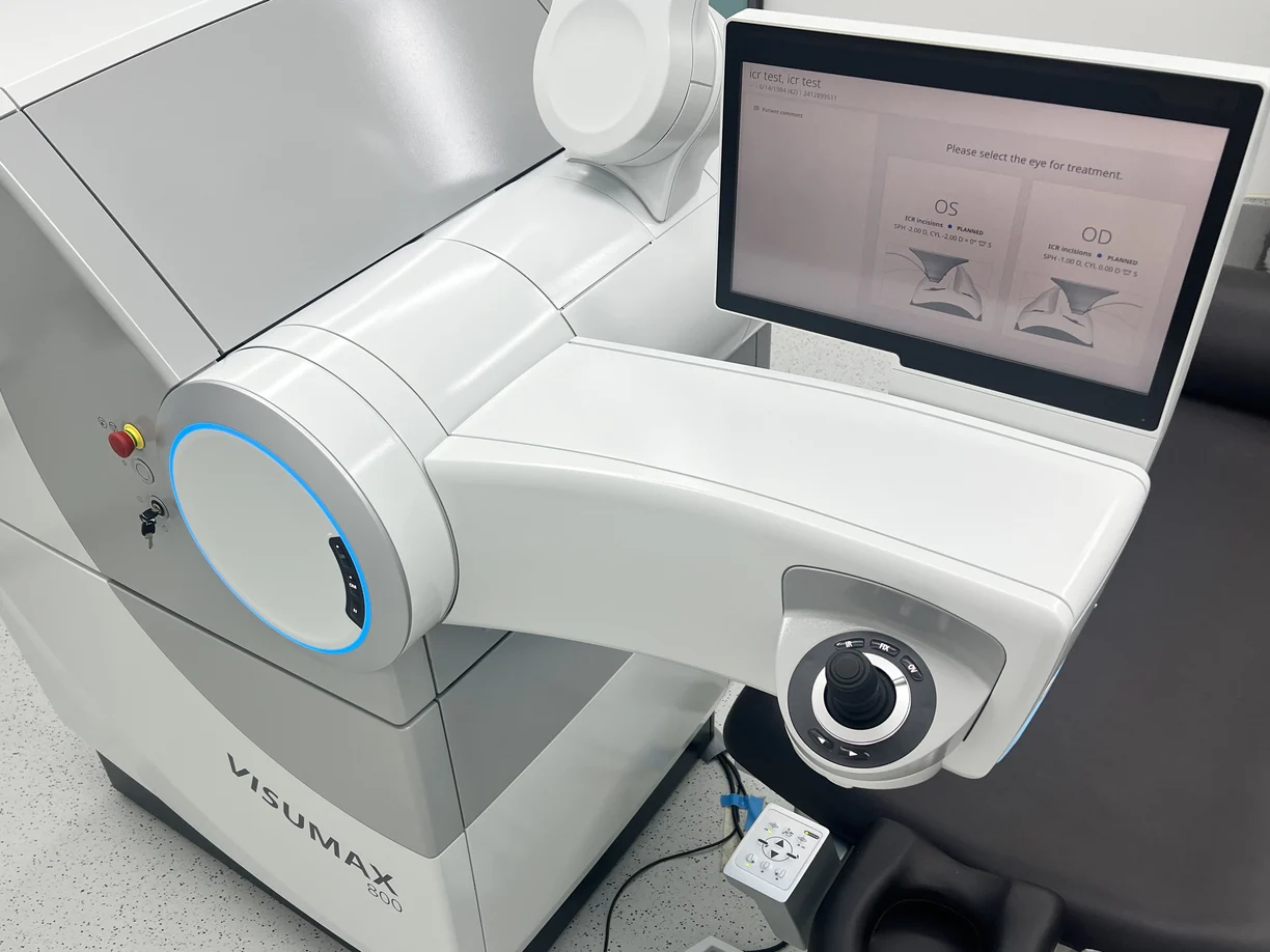 SMILE ameliyatının yapıldığı ZEISS VisuMax 800 femtosaniye lazeri, ekranda tedavi edilecek gözün seçim adımı görünüyor, Medicana Ataköy ameliyathanesi